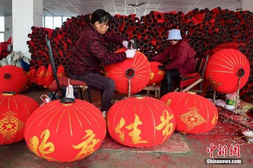 网络媒体"走转改":安徽工厂忙碌 赶制灯笼迎春节
